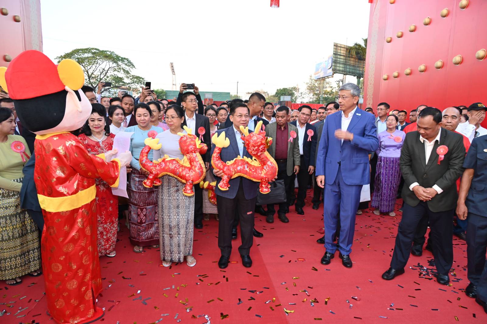 တရုတ်နှစ်သစ်ကူးနေ့အား ရုံးပိတ်ရက်အဖြစ် သတ်မှတ်ပေးထားသည့် စစ်ခေါင်းဆောင်များ ရန်ကုန်၊ တရုတ်သံရုံးက ကျင်းပသော တရုတ်နှစ်သစ်ကူးပွဲတော် အခမ်းအနားသို့ တက်ရောက်သည့် ရုပ်သံ၊ ဓာတ်ပုံ မှတ်တမ်းများ ဝေဝေဆာဆာ ထုတ်ပြန်လေ့ရှိသည်။ ယခု တွေ့ရသည်မှာ၂၀၂၄ ခုနှစ် ဖေဖော်ဝါရီလ ၁၈ ရက်နေ့ မှတ်တမ်းပုံ ဖြစ်သည်။ (ဓာတ်ပုံ - cincds)