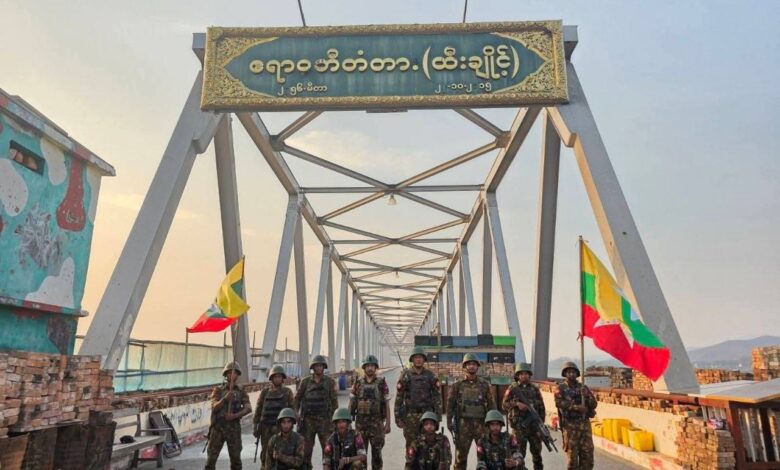 -စစ်တပ်ဝါဒဖြန့်သူများက မတ်လ ၂၆ ရက်နေ့က ဖော်ပြထားသော ထီးချိုင့်မြို့အဝင် ဧရာဝတီ မြစ်ကူးတံတားပေါ်တွင် တွေ့ရသော စစ်ကော်မရှင်တပ်သားများ။