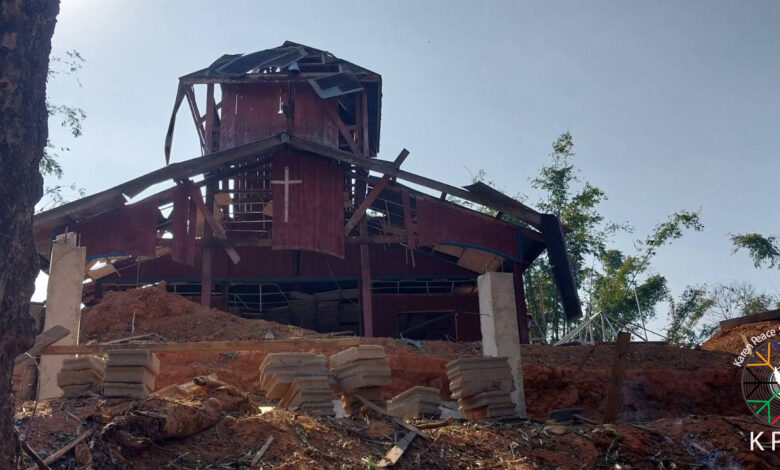 မတ်လ ၉ ရက်နေ့က ဖာပွန်ခရိုင် လေကြောင်းဗုံးကြဲမှုအတွင်း ပျက်စီးသွားသော ဘုရားကျောင်းတစ်ခု။ (ဓာတ်ပုံ- ကရင်ငြိမ်းချမ်းရေး အထောက်အကူပြုကွန်ရက်- Karen Peace Support Network)