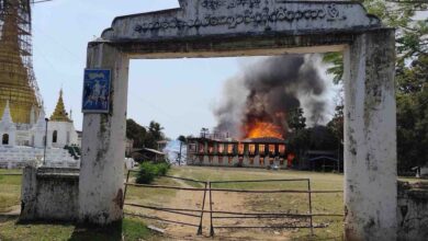 မတ်လ ၂၀ ရက်နေ့က လေကြောင်းတိုက်ခိုက်မှုကြောင့် မီးလောင်နေသည့် လေးထပ်ဘုန်းကြီးကျောင်းမှ အဆောက်အအုံတစ်ခု။ (ဓာတ်ပုံ- Indaw Revolution-IR)