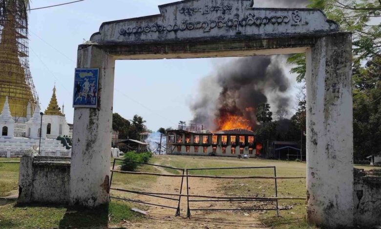 မတ်လ ၂၀ ရက်နေ့က လေကြောင်းတိုက်ခိုက်မှုကြောင့် မီးလောင်နေသည့် လေးထပ်ဘုန်းကြီးကျောင်းမှ အဆောက်အအုံတစ်ခု။ (ဓာတ်ပုံ- Indaw Revolution-IR)