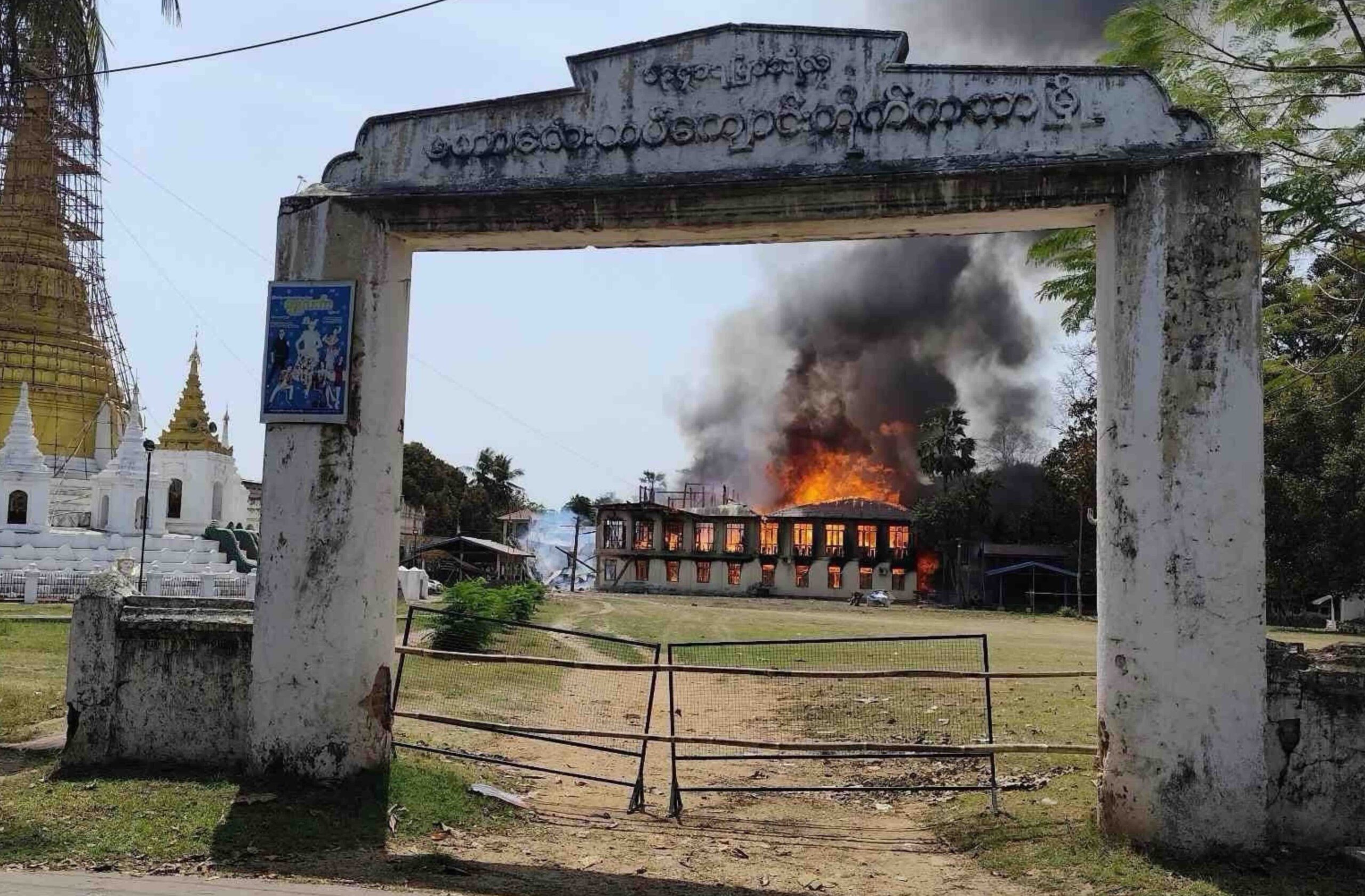 မတ်လ ၂၀ ရက်နေ့က လေကြောင်းတိုက်ခိုက်မှုကြောင့် မီးလောင်နေသည့် လေးထပ်ဘုန်းကြီးကျောင်းမှ အဆောက်အအုံတစ်ခု။ (ဓာတ်ပုံ- Indaw Revolution-IR)