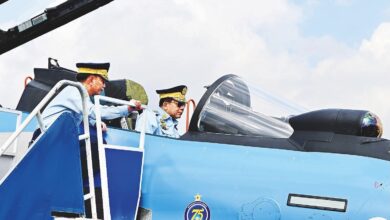 ၂၀၂၂ ခုနှစ် ဒီဇင်ဘာလတွင် ကျင်းပသည့် (၇၅) နှစ်မြောက် လေတပ်အခမ်းအနားတွင် တွေ့ရသော အာဏာသိမ်း စစ်ခေါင်းဆောင်။ (ဓာတ်ပုံ-MOI)
