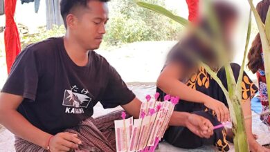 ပစ်ခတ်မှုအတွင်း သေဆုံးခဲ့သည့် “ YDF စစ်ဒေသရုံး” အဖွဲ့ခေါင်းဆောင် ကိုကောင်းကောင်းအား ပြီးခဲ့သည့်ရက်များက ရွာအလှူအတွက် ပြင်ဆင်နေစဉ်။ (ဓာတ်ပုံ-ပေးပို့)