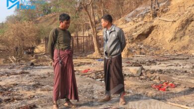 အနောက်ပိုင်းတိုင်းစစ်ဌာနချုပ် (နပခ) တိုင်းဦးစီးချုပ် ဗိုလ်မှူးချုပ် ကျော်ကျော်သန်းနှင့် နပခ ဒုတိယတိုင်းမှူး ဗိုလ်မှူးချုပ် သောင်းထွန်းတို့ကို မတ်လ ၁၇ ရက်နေ့က တွေ့ရစဥ်။ (ဓာတ်ပုံ- ဖဒူ ထွန်းအောင်/ Myanmar Now)