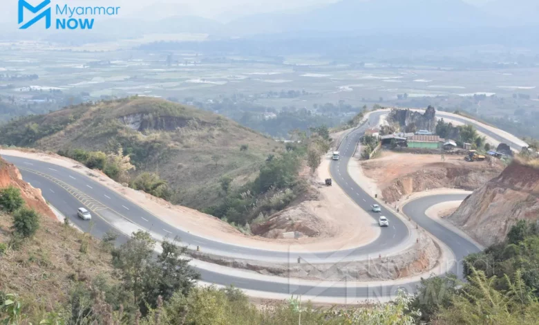 ၂၀၂၅ ခုနှစ် နိုဝင်ဘာလအတွင်း တွေ့မြင်ရသော တရုတ်၏ ပိုးလမ်းမ စီမံကိန်းတွင်ပါဝင်သည့် သိန္နီမြို့ လမ်းပိုင်းတစ်နေရာ။ (ဓာတ်ပုံ- Myanmar Now)