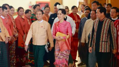 အမျိုးသားဒီမိုကရေစီအဖွဲ့ချုပ် (NLD) ပါတီဥက္ကဋ္ဌ ဒေါ်အောင်ဆန်းစုကြည်နှင့် ဦးဝင်းမြင့်တို့အား ၂၀၁၈ ခုနှစ်မတိုင်မီ နေပြည်တော်တွင် ပြုလုပ်သည့် လွှတ်တော်အစည်းအဝေးတွင် တွေ့ရစဉ်။ ဓာတ်ပုံ- နိုင်ငံတော်သမ္မတရုံး