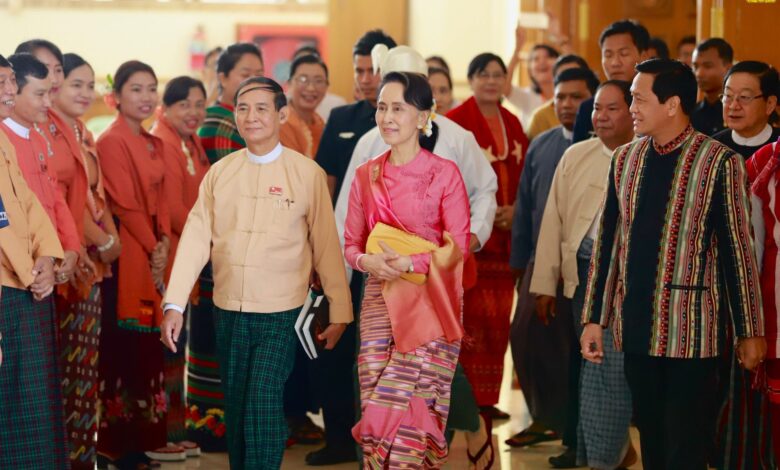 အမျိုးသားဒီမိုကရေစီအဖွဲ့ချုပ် (NLD) ပါတီဥက္ကဋ္ဌ ဒေါ်အောင်ဆန်းစုကြည်နှင့် ဦးဝင်းမြင့်တို့အား ၂၀၁၈ ခုနှစ်မတိုင်မီ နေပြည်တော်တွင် ပြုလုပ်သည့် လွှတ်တော်အစည်းအဝေးတွင် တွေ့ရစဉ်။ ဓာတ်ပုံ- နိုင်ငံတော်သမ္မတရုံး