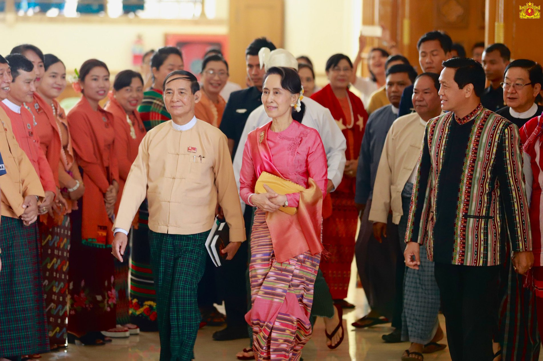 အမျိုးသားဒီမိုကရေစီအဖွဲ့ချုပ် (NLD) ပါတီဥက္ကဋ္ဌ ဒေါ်အောင်ဆန်းစုကြည်နှင့် ဦးဝင်းမြင့်တို့အား ၂၀၁၈ ခုနှစ်မတိုင်မီ နေပြည်တော်တွင် ပြုလုပ်သည့် လွှတ်တော်အစည်းအဝေးတွင် တွေ့ရစဉ်။ ဓာတ်ပုံ- နိုင်ငံတော်သမ္မတရုံး