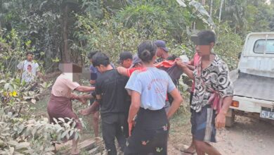 စုံစင်ဖျား၊ မြလေးပြင်နှင့် သဲချောင်းကျေးရွာများမှ ဒဏ်ရာရပြည်သူများကို အရေးပေါ်ကယ်ထုတ်နေစဉ်။ (ဓာတ်ပုံ- အရေးပေါ်ကူညီကယ်ဆယ်ရေးအဖွဲ့- သရက်ချောင်းမြို့နယ်)