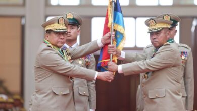 ယနေ့ နံနက်က တပ်ချုပ်တာဝန် လွှဲပြောင်းခြင်းအခမ်းအနား နေပြည်တော်၌ ပြုလုပ်စဉ် တွေ့ရသော ဗိုလ်ချုပ်မှူးကြီး မင်းအောင်လှိုင် (ဝဲ) နှင့် ဗိုလ်ချုပ်ကြီး ရဲဝင်းဦး (ယာ) ။ (ဓာတ်ပုံ- MOI)