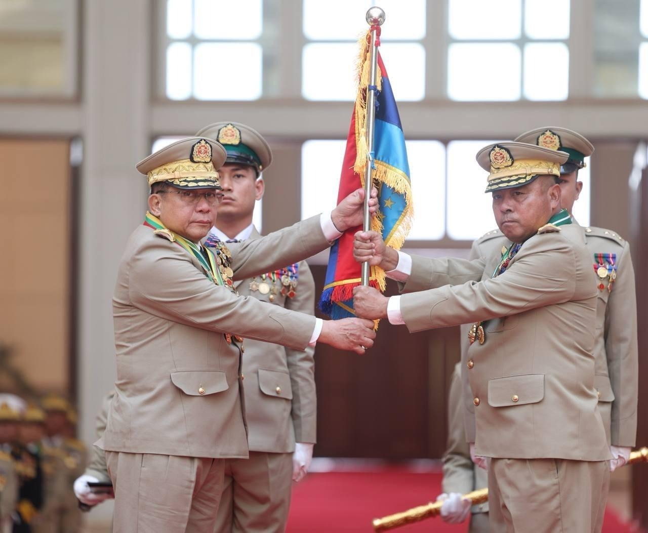 ယနေ့ နံနက်က တပ်ချုပ်တာဝန် လွှဲပြောင်းခြင်းအခမ်းအနား နေပြည်တော်၌ ပြုလုပ်စဉ် တွေ့ရသော ဗိုလ်ချုပ်မှူးကြီး မင်းအောင်လှိုင် (ဝဲ) နှင့် ဗိုလ်ချုပ်ကြီး ရဲဝင်းဦး (ယာ) ။ (ဓာတ်ပုံ- MOI)