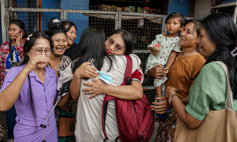 မတ်လ ၂ ရက်နေ့ ရန်ကုန် အင်းစိန်ထောင်ရှေ့မြင်ကွင်းများ။ (ဓာတ်ပုံ-Myanmar Now)