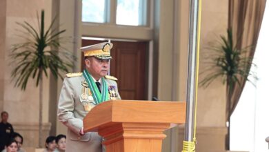 မတ်လ ၃၀ ရက်နေ့က အာဏာသိမ်းစစ်ခေါင်းဆောင်ထံမှ တပ်ချုပ်ရာထူး လွှဲပြောင်းယူခဲ့သူ ဗိုလ်ချုပ်ကြီး ရဲဝင်းဦး။ (ဓာတ်ပုံ-MOI)