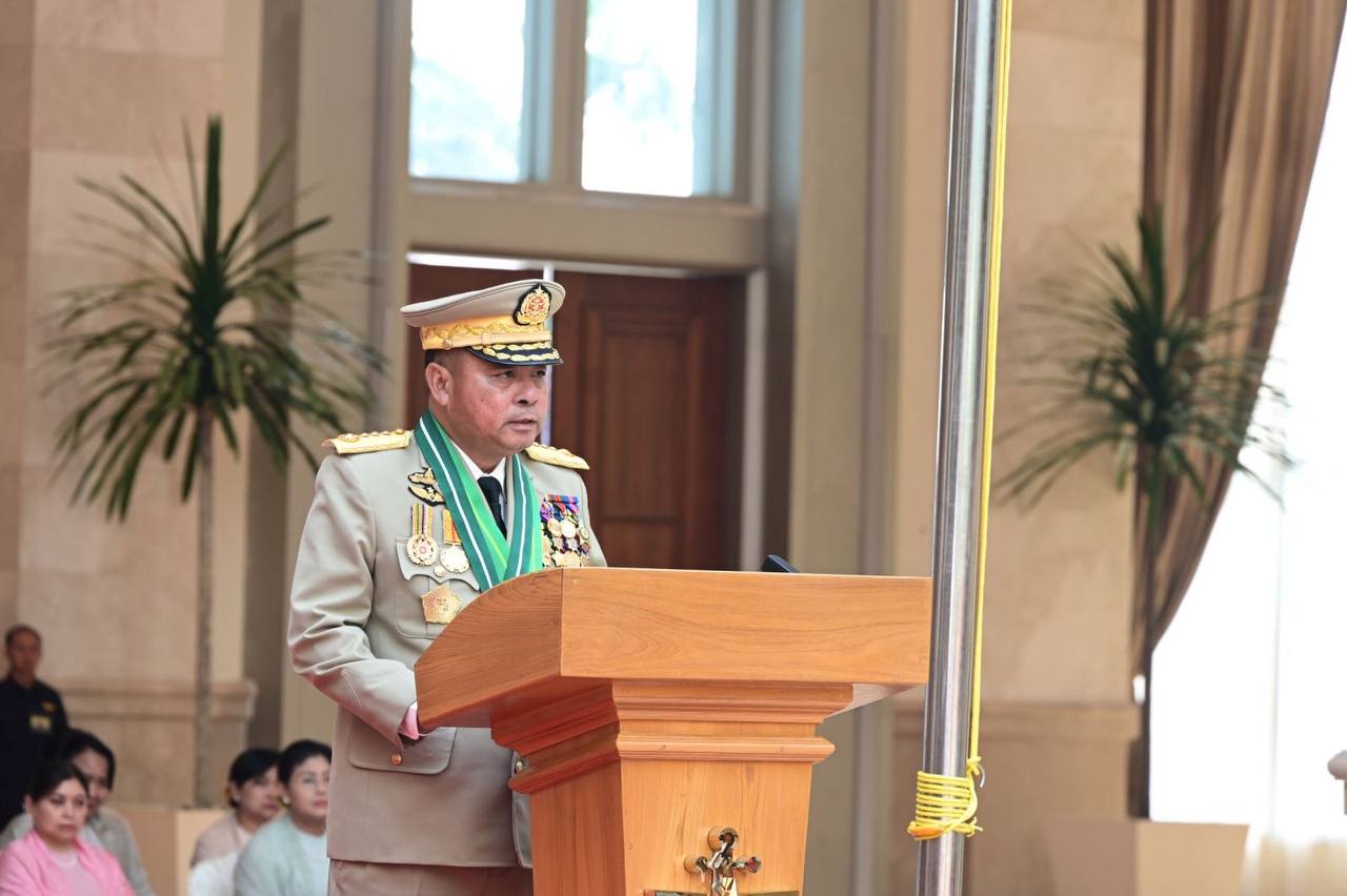 မတ်လ ၃၀ ရက်နေ့က အာဏာသိမ်းစစ်ခေါင်းဆောင်ထံမှ တပ်ချုပ်ရာထူး လွှဲပြောင်းယူခဲ့သူ ဗိုလ်ချုပ်ကြီး ရဲဝင်းဦး။ (ဓာတ်ပုံ-MOI)