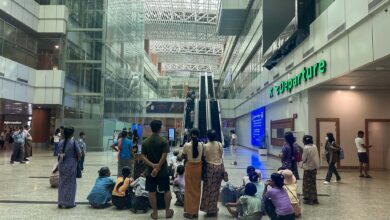 ရန်ကုန်အပြည်ပြည်ဆိုင်ရာလေဆိပ်တွင် နိုင်ငံခြားသို့ ထွက်ခွာမည့်သူများကို မိသားစုဝင်များက နှုတ်ဆက်နေစဉ်။ (Myanmar Now)