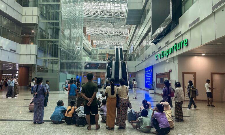 ရန်ကုန်အပြည်ပြည်ဆိုင်ရာလေဆိပ်တွင် နိုင်ငံခြားသို့ ထွက်ခွာမည့်သူများကို မိသားစုဝင်များက နှုတ်ဆက်နေစဉ်။ (Myanmar Now)