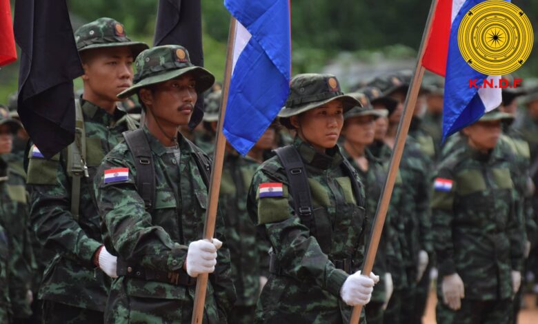 ကရင်နီပြည်နယ်အတွင်း လှုပ်ရှားနေသည့် KNDF တပ်ဖွဲ့ဝင်အချို့ကို စစ်ရေးပြ အခမ်းအနားတစ်ခုတွင် တွေ့ရစဉ်။ ဓာတ်ပုံ- KNDF Facebook