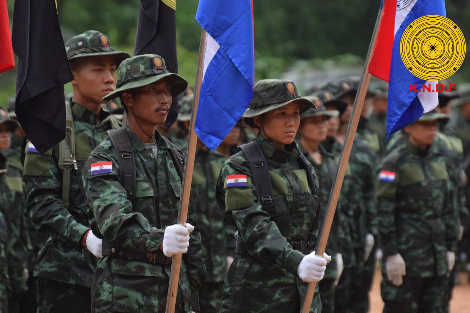 ကရင်နီပြည်နယ်အတွင်း လှုပ်ရှားနေသည့် KNDF တပ်ဖွဲ့ဝင်အချို့ကို စစ်ရေးပြ အခမ်းအနားတစ်ခုတွင် တွေ့ရစဉ်။ ဓာတ်ပုံ- KNDF Facebook