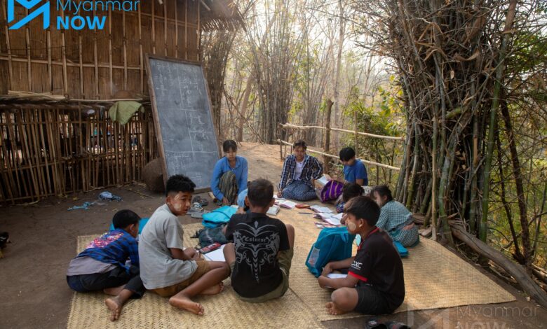 မကွေးတိုင်း၊ ပေါက်မြို့နယ်၌ သစ်ရိပ်ဝါးရိပ်အောက်တွင် စာသင်နေကြေသာ စစ်ဘေးရှောင်ကလေးများ။ (ဓာတ်ပုံ - မိုးဦး/Myanmar Now)