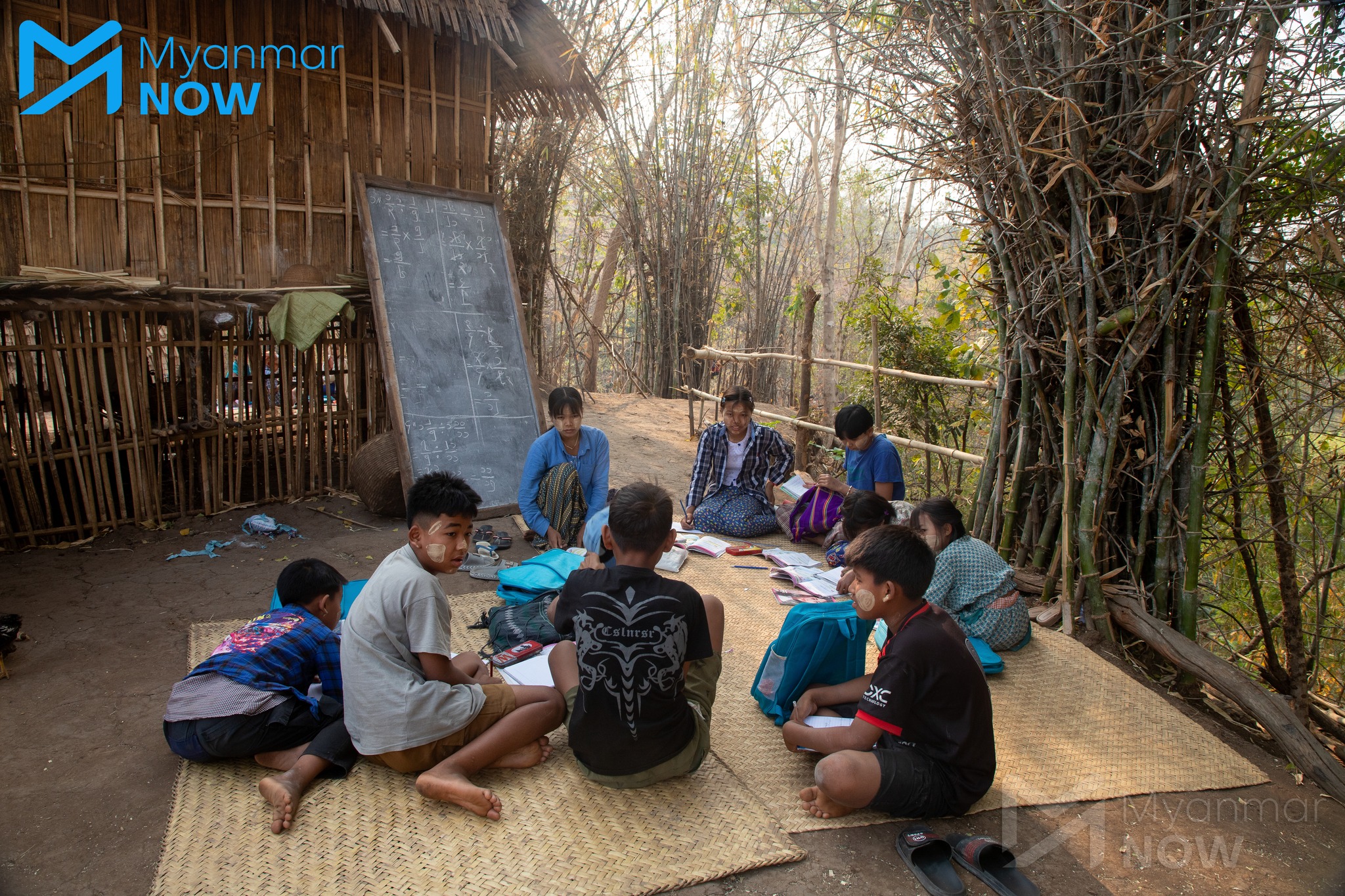 မကွေးတိုင်း၊ ပေါက်မြို့နယ်၌ သစ်ရိပ်ဝါးရိပ်အောက်တွင် စာသင်နေကြေသာ စစ်ဘေးရှောင်ကလေးများ။ (ဓာတ်ပုံ - မိုးဦး/Myanmar Now)