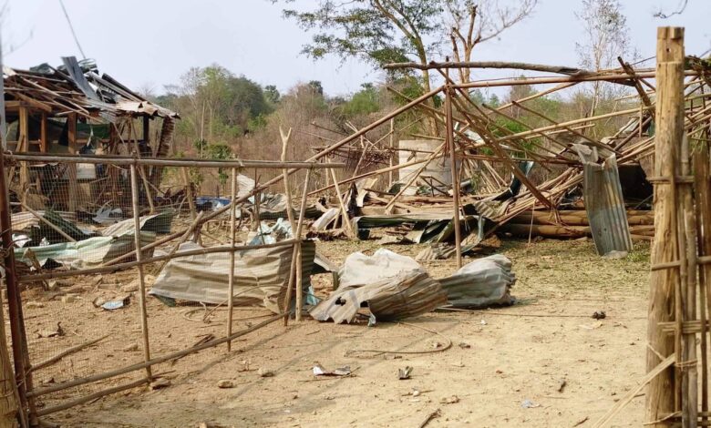 မကွေးတိုင်း၊ ပေါက်နှင့်မြိုင်နယ်စပ် ဖလံကိုင်းရေနံမြေဝန်းကျင်ကို ဧပြီလ ၄ ရက်နေ့က လေကြောင်း တိုက်ခိုက်မှုအပြီး အပျက်စီးများကိုတွေ့ရစဉ်။ (ဓာတ်ပုံ-We love Myaing)