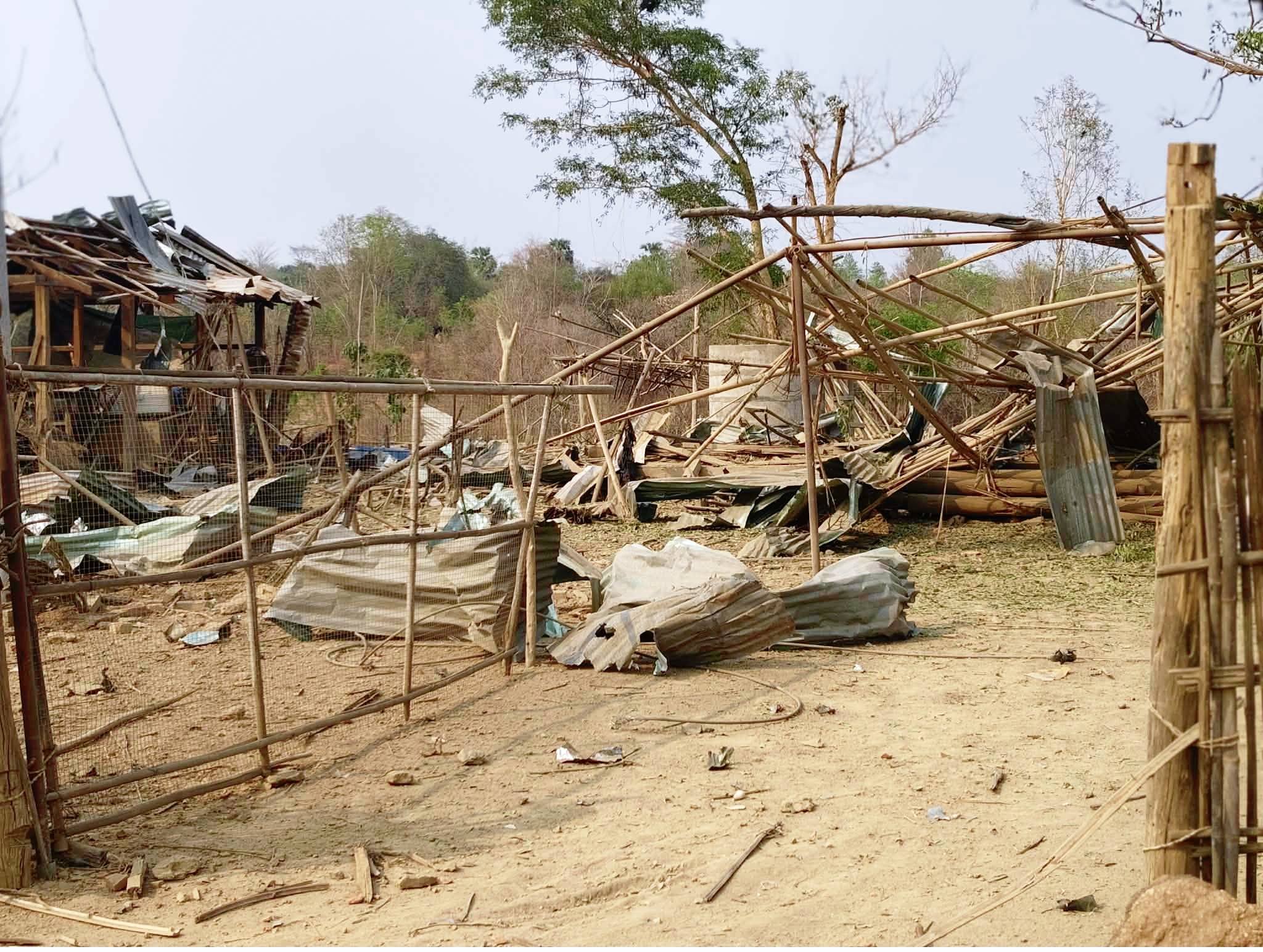 မကွေးတိုင်း၊ ပေါက်နှင့်မြိုင်နယ်စပ် ဖလံကိုင်းရေနံမြေဝန်းကျင်ကို ဧပြီလ ၄ ရက်နေ့က လေကြောင်း တိုက်ခိုက်မှုအပြီး အပျက်စီးများကိုတွေ့ရစဉ်။ (ဓာတ်ပုံ-We love Myaing)