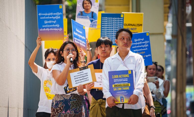 သတင်းထောက်စိုင်းဇော်သိုက်အား ချက်ချင်းလွှတ်ပေးရန် နိုင်ငံတကာလွတ်ငြိမ်းအဖွဲ့က ထိုင်းနိုင်ငံဘန်ကောက်မြို့တွင် ဆန္ဒထုတ်ဖော်ခဲ့ကြစဉ်။ (ဓာတ်ပုံ - Amnesty International Thailand)