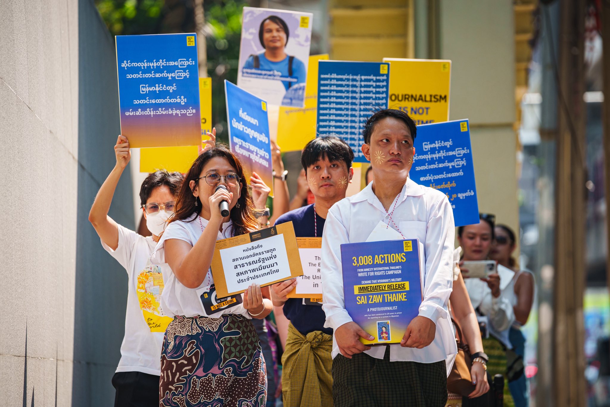 သတင်းထောက်စိုင်းဇော်သိုက်အား ချက်ချင်းလွှတ်ပေးရန် နိုင်ငံတကာလွတ်ငြိမ်းအဖွဲ့က ထိုင်းနိုင်ငံဘန်ကောက်မြို့တွင် ဆန္ဒထုတ်ဖော်ခဲ့ကြစဉ်။ (ဓာတ်ပုံ - Amnesty International Thailand)