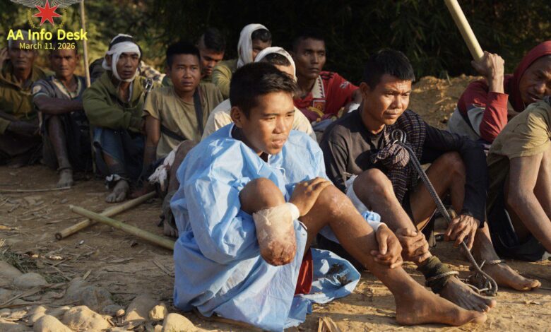 မတ်လ ၈ ရက်တွင် အမ်းမြို့နယ်၊ ဒါးလက်ချောင်းဒေသရှိ စစ်သုံ့ပန်း အကျဉ်းစခန်း လေကြောင်းမှ တိုက်ခိုက်ခံရခြင်းကြောင့် ထိခိုက်ဒဏ်ရာရသွားသည့် စစ်သုံ့ပန်းများကို တွေ့ရစဉ်။ (ဓာတ်ပုံ- AA Info Desk)