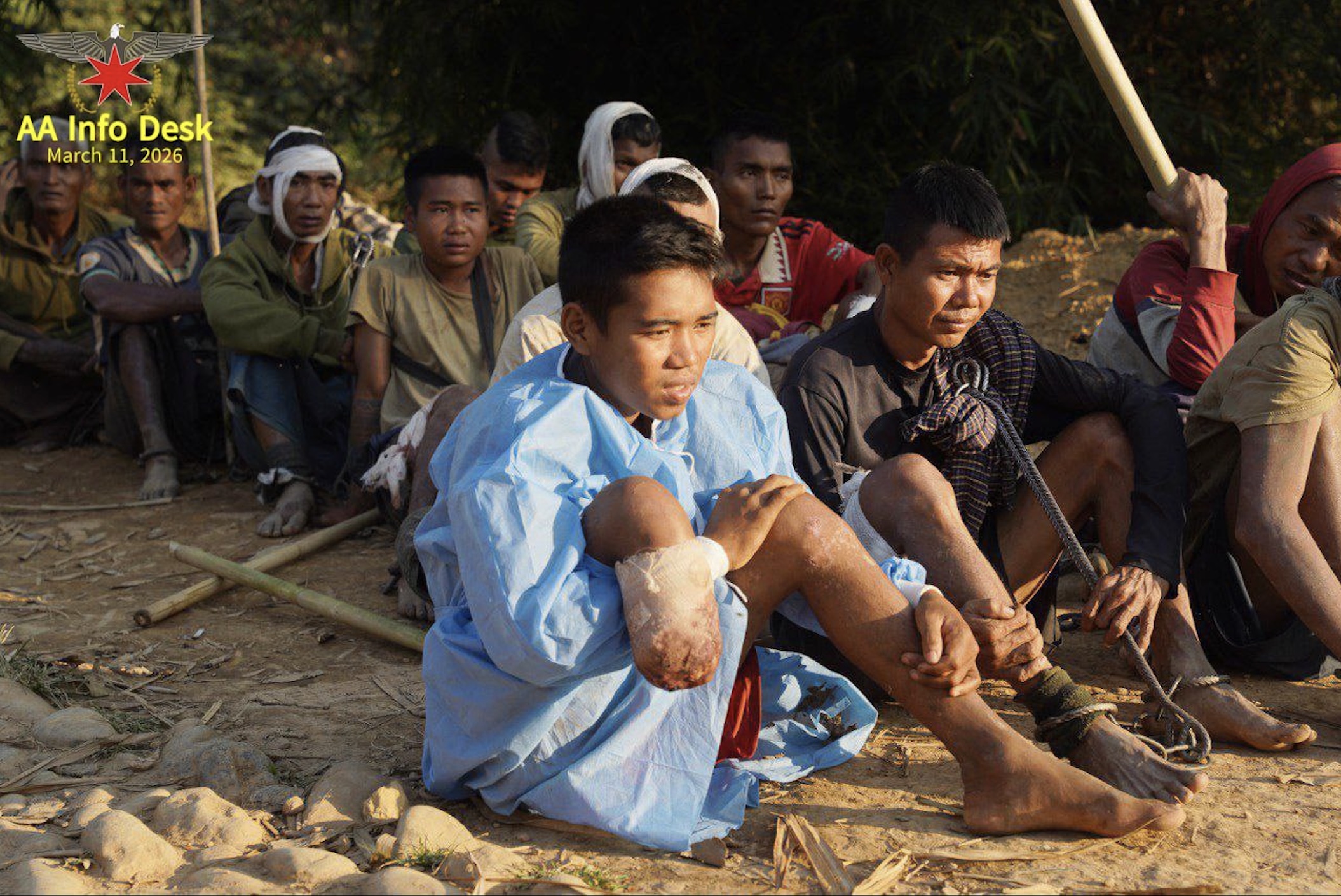 မတ်လ ၈ ရက်တွင် အမ်းမြို့နယ်၊ ဒါးလက်ချောင်းဒေသရှိ စစ်သုံ့ပန်း အကျဉ်းစခန်း လေကြောင်းမှ တိုက်ခိုက်ခံရခြင်းကြောင့် ထိခိုက်ဒဏ်ရာရသွားသည့် စစ်သုံ့ပန်းများကို တွေ့ရစဉ်။ (ဓာတ်ပုံ- AA Info Desk)
