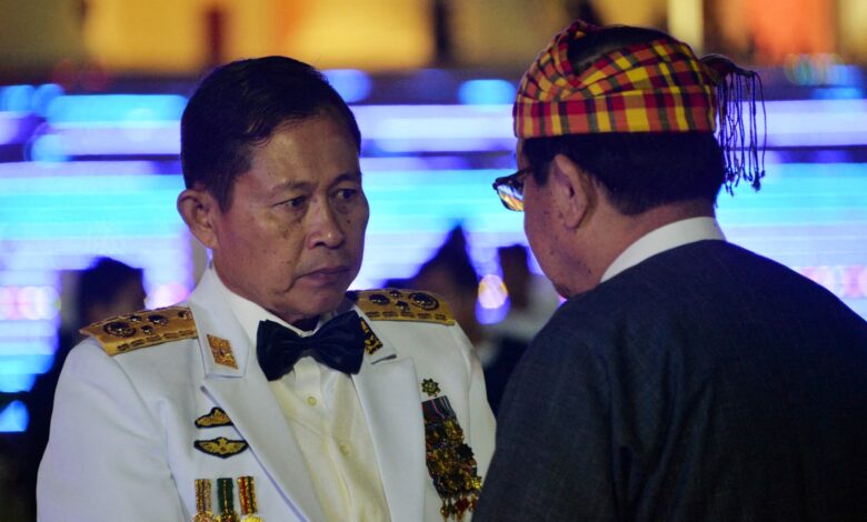 ပြည်ထောင်စုအတိုင်ပင်ခံကောင်စီ ဥက္ကဋ္ဌဖြစ်လာသည့် ဒုတပ်ချုပ်ဟောင်း ဦးစိုးဝင်းကို တွေ့ရစဉ်။ (ဓာတ်ပုံ- AFP)