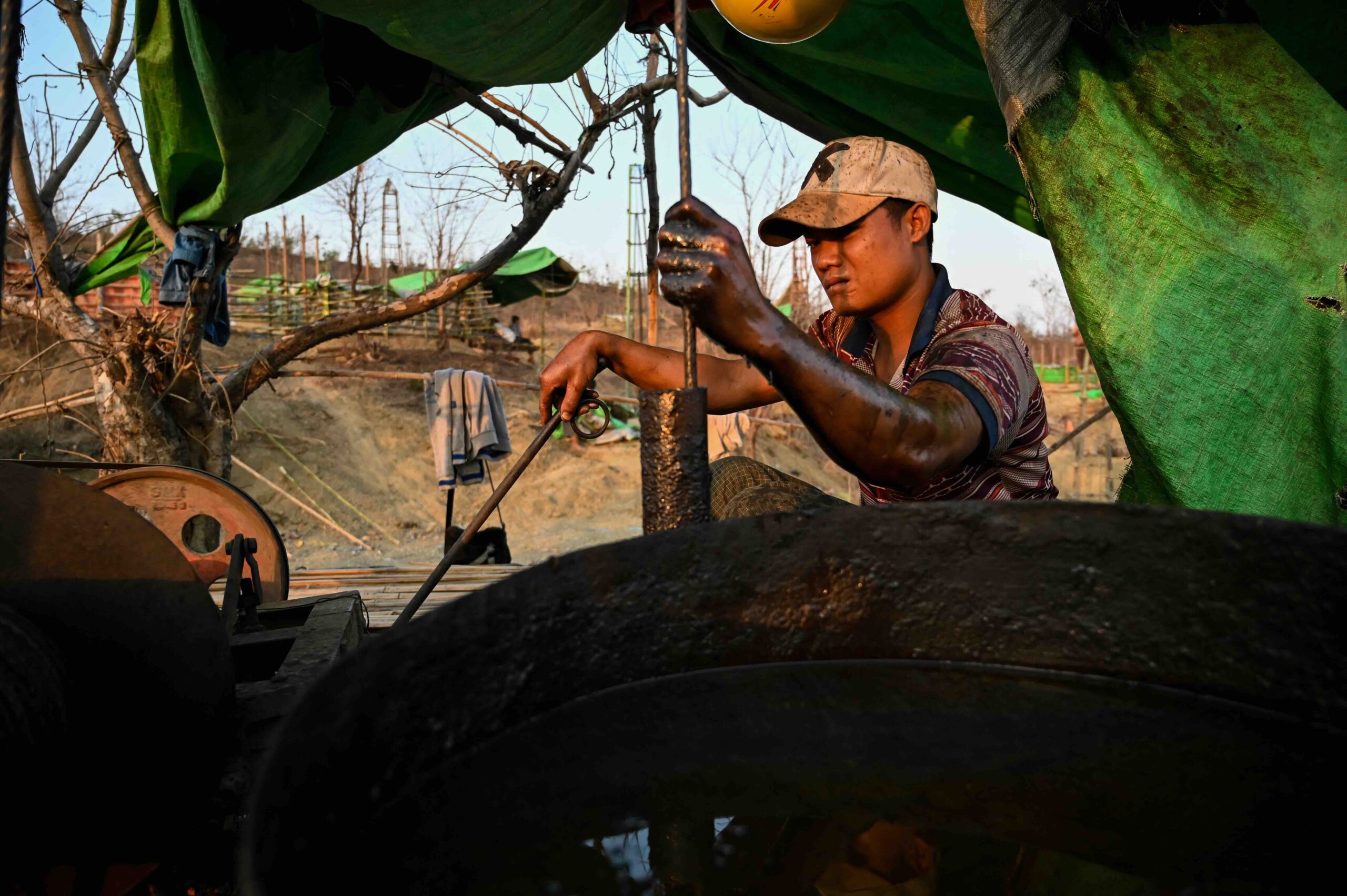 ၂၀၁၉ ခုနှစ် မတ် လ ၁၀ ရက်နေ့က မကွေးတိုင်း၊ မင်းလှမြို့နယ်မှ တစ်နိုင်တစ်ပိုင် ရေနံတူးဖော်နေသော လုပ်ငန်းခွင်တစ်ခု။ (ဓာတ်ပုံ-AFP)