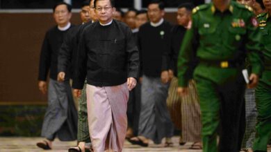 ပုံစာ- စစ်ခေါင်းဆောင်မင်းအောင်လှိုင် မတ်လ ၂၈ ရက်နေ့တွင် နေပြည်တော်၌ ပြုလုပ်ခဲ့သည့် အခမ်းအအနားတစ်ခုသို့ တက်ရောက်ခဲ့စဉ်။ (ဓာတ်ပုံ- AFP)