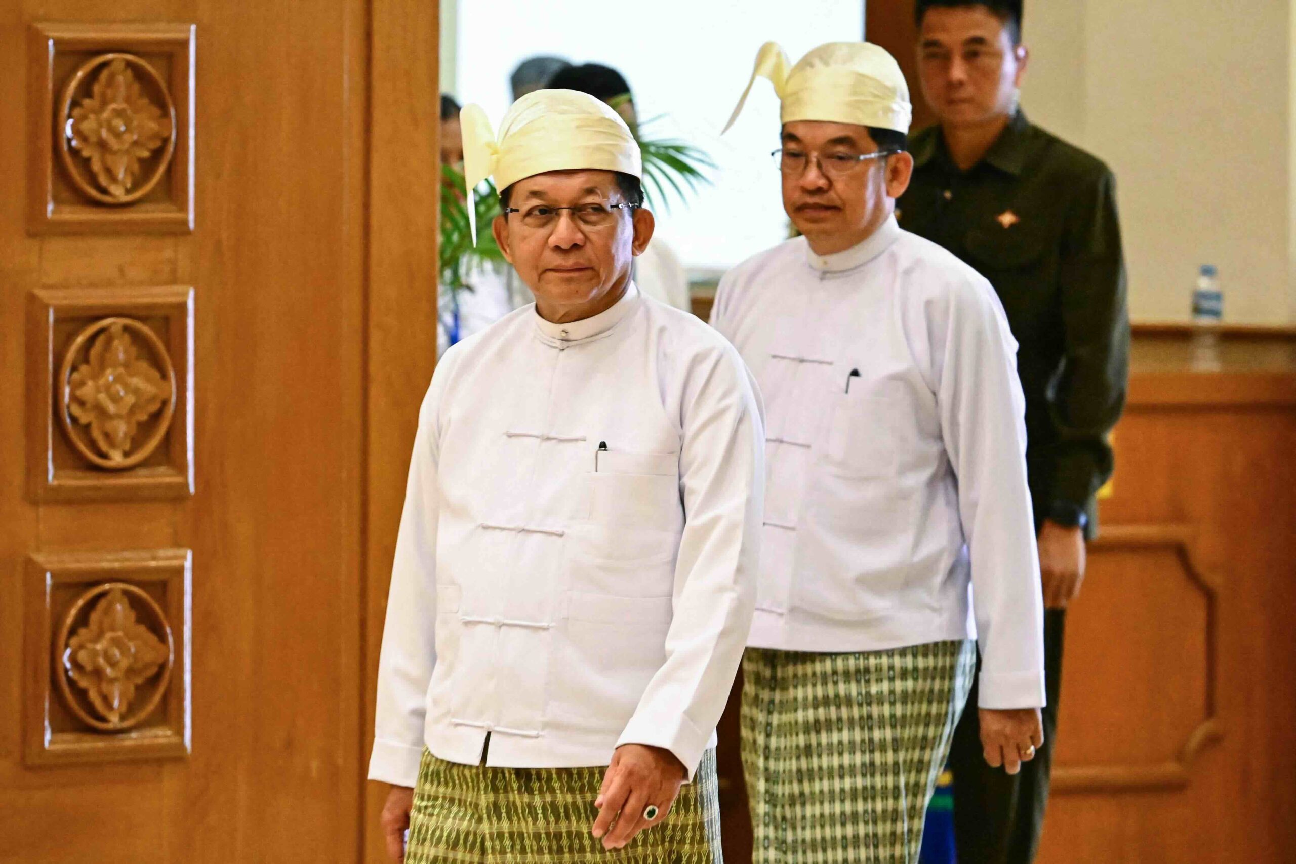 အာဏာသိမ်း စစ်ခေါင်းဆောင် မင်းအောင်လှိုင် ကိုယ့်ကိုယ်ကိုယ်ခန့်အပ်သည့် သမ္မတရာထူးအတွက် ကတိသစ္စာပြု။ (ဓာတ်ပုံ- AFP)