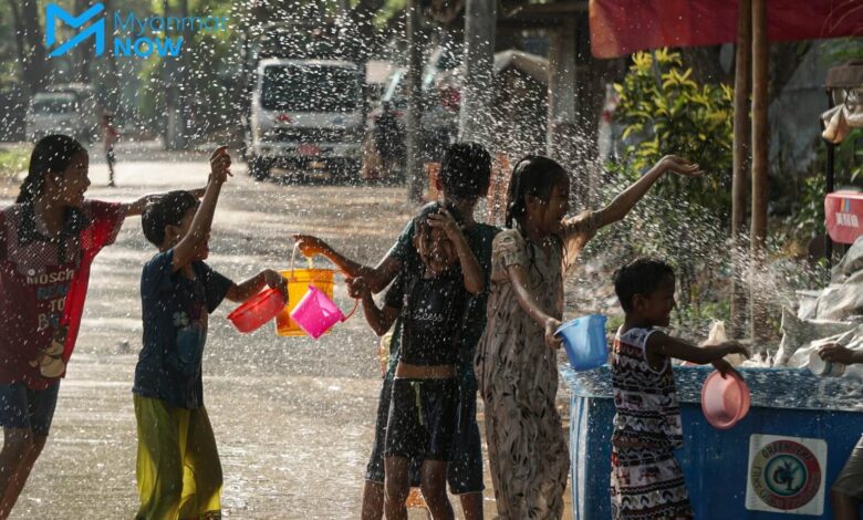 ရန်ကုန်မြို့ဆင်ခြေဖုံးတစ်ခုတွင် ကလေးငယ်များ ရေကစားနေသည်ကို သင်္ကြန်အကြိုနေ့တွင် တွေ့ရစဉ်။ (ဓာတ်ပုံ-ကံကောင်း)