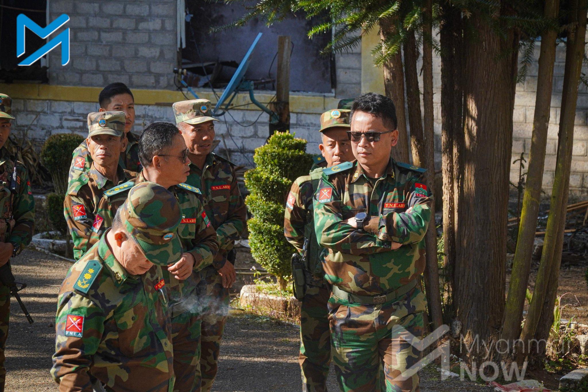 ၂၀၂၄ ဇန်နဝါရီ ၁၈ ရက်နေ့က ရှမ်းပြည်နယ်၊ ကွတ်ခိုင်မြို့မှာ တွေ့ရတဲ့ TNLA ထိပ်ပိုင်းခေါင်းဆောင် ဗိုလ်မှူးချုပ်တားဘုန်းကျော် (လက်ပိုက်ထားသူ) နဲ့ အရာရှိများ။ (ဓာတ်ပုံ-မြတ်ပန်း/Myanmar Now)
