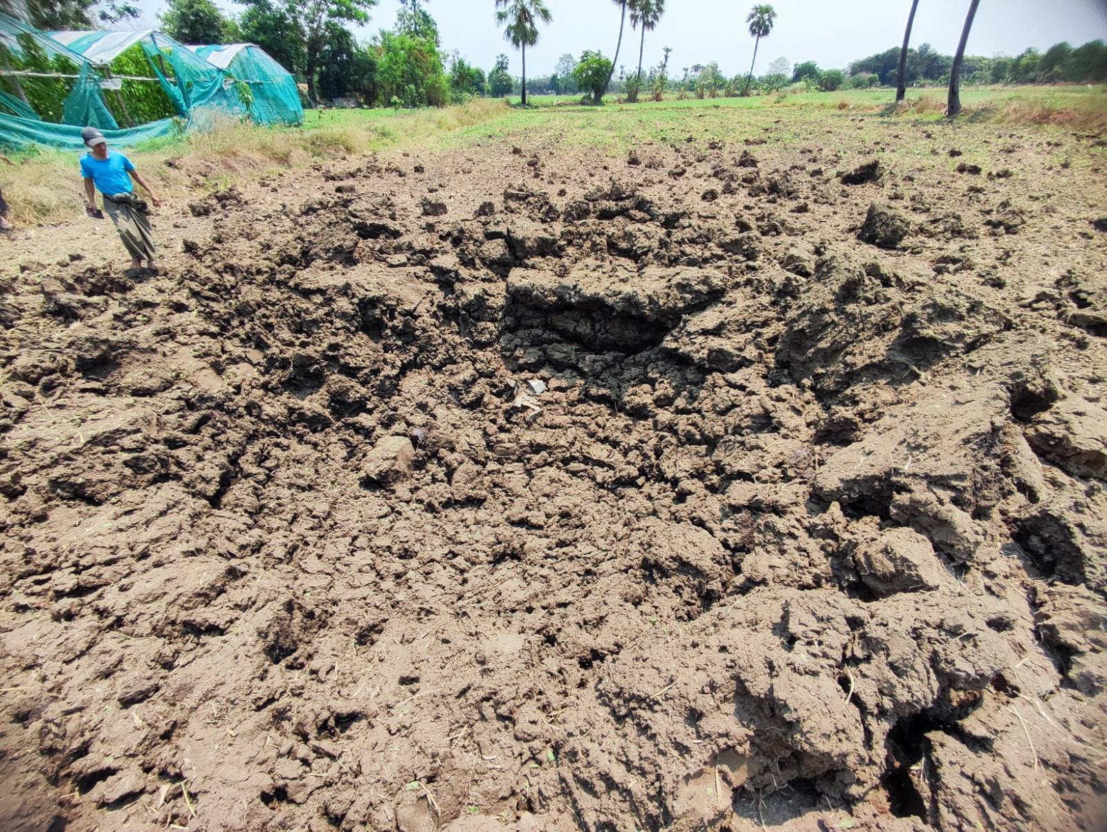 စစ်ကိုင်းတိုင်း၊ ရွှေဘိုမြို့နယ်၊ ဆင်အင်းကျေးရွာစစ်ဘေးရှောင်စခန်းအနီး ယနေ့ လေယာဉ်ဗုံးကျရောက်ပေါက်ကွဲထားစဉ်။ (ဓာတ်ပုံ-ပေးပို့)