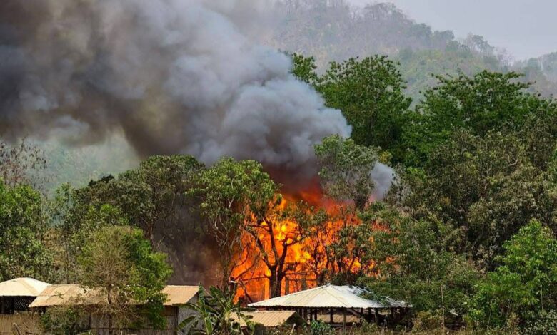 ၂၀၂၆ ခုနှစ် ဧပြီလ ၁၉ ရက်တွင် ဗုံးကြဲမှုကြောင့် ကျောက်ဆည်ပြင် ဘုန်းကြီးကျောင်းမီးလောင်နေစဥ်။ ဓာတ်ပုံ-ဝေဟင်အောင်