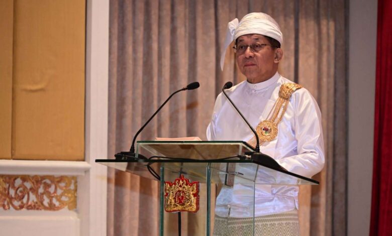 စစ်ခေါင်းဆောင် မင်းအောင်လှိုင်ကို သမ္မတ အဆောင်အယောင်ဖြင့်တွေ့ရစဉ်။ ဓာတ်ပုံ- စစ်အုပ်စုထိန်းချုပ် ပြန်ကြားရေး
