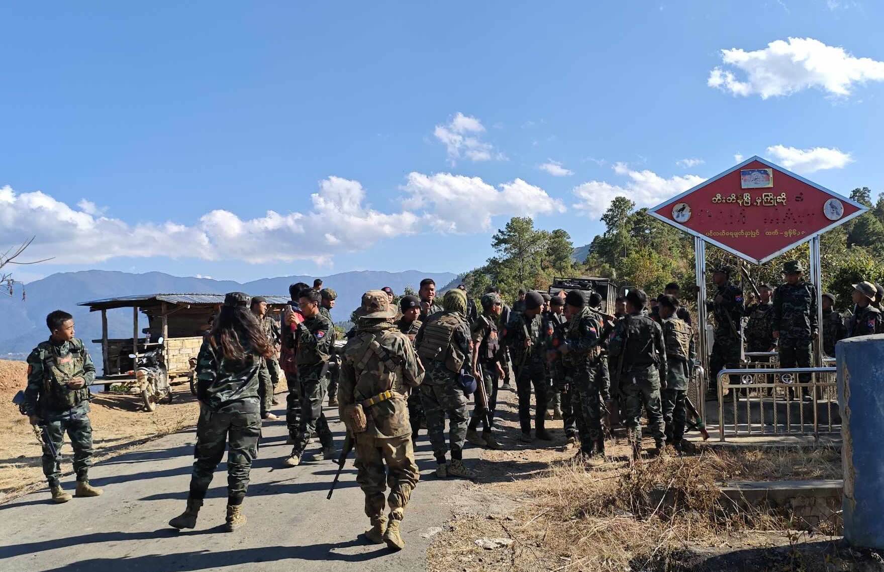 ၂၀၂၅ ခုနှစ် ဇန်နဝါရီလက တီးတိန်မြို့အနီး တွေ့ရသည့် PDF Zoland တပ်ဖွဲ့ဝင်များ။ (ဓာတ်ပုံ- PDF Zoland )