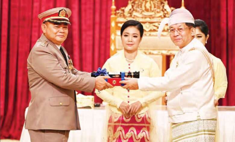 ၂၀၂၃ ခုနှစ် ဇန်နဝါရီလ ၂ ရက်နေ့မှာ မင်းအောင်လှိုင်က စောချစ်သူကို သီရိပျံချီဘွဲ့ ပေးအပ်နေတဲ့ မှတ်တမ်းဓာတ်ပုံ ဖြစ်ပါတယ်။ ဓာတ်ပုံ- စစ်ကောင်စီ
