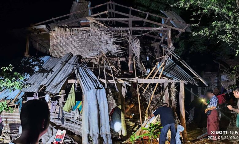 -မေလ ၂၁ ရက်နေ့ည လေကြောင်းတိုက်ခိုက်မှုအတွင်း ပျက်စီးသွားသော ခင်ဦးမြို့နယ်အရှေ့ပိုင်း ရွာစဉ်ကျေးရွာရှိ နေအိမ်တစ်လုံး။ (ဓာတ်ပုံ-ခင်ဦးမြို့နယ်သတင်းမှန်ပြန်ကြားရေး)