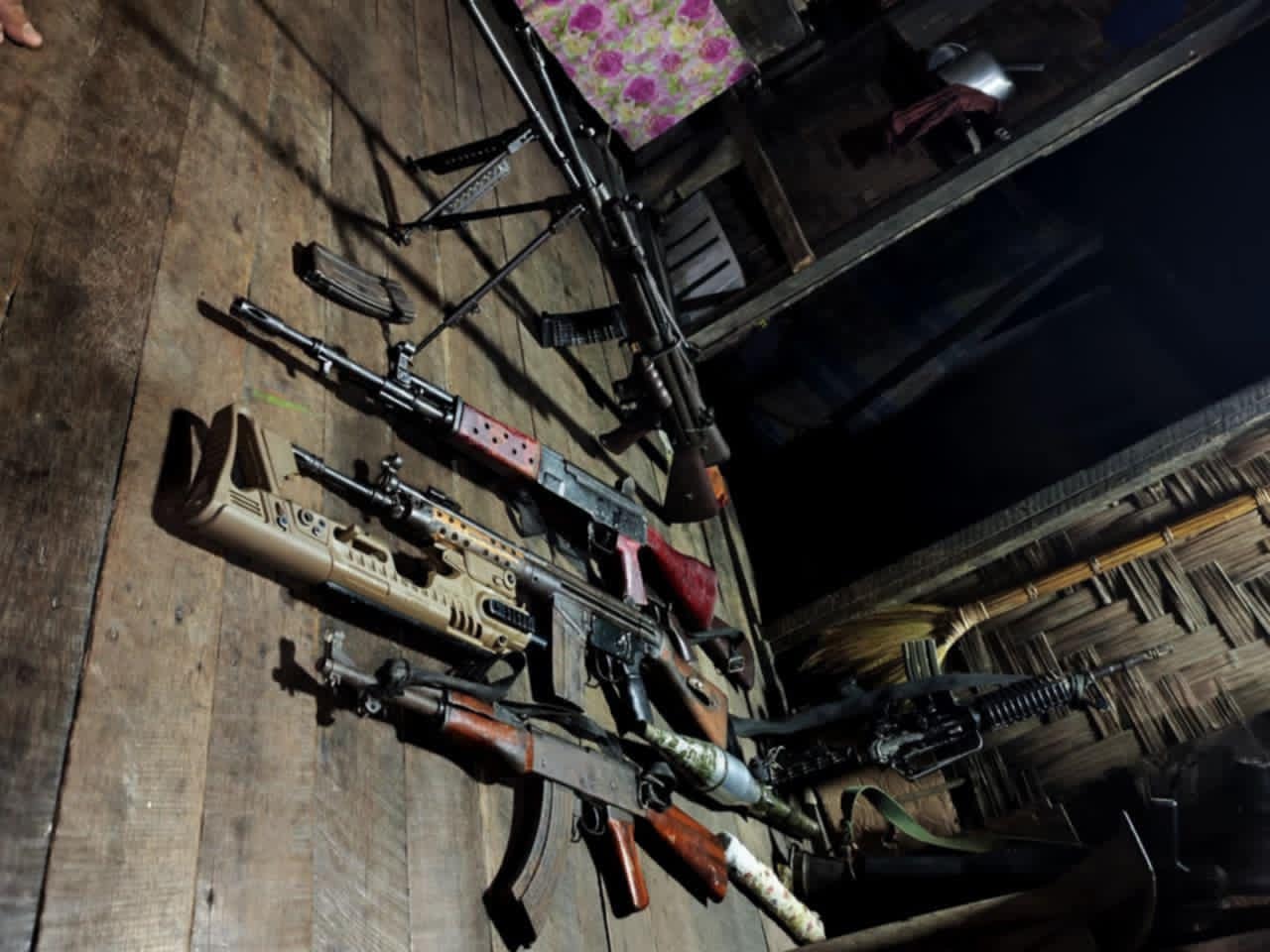 -ရွှေဘိုခရိုင် အမှတ် (၉၇၀၆) တပ်ရင်း၏ သိမ်းဆည်းခံရသည့်လက်နက်များအနက်မှ အချို့။ (ဓာတ်ပုံ - ပေးပို့)
