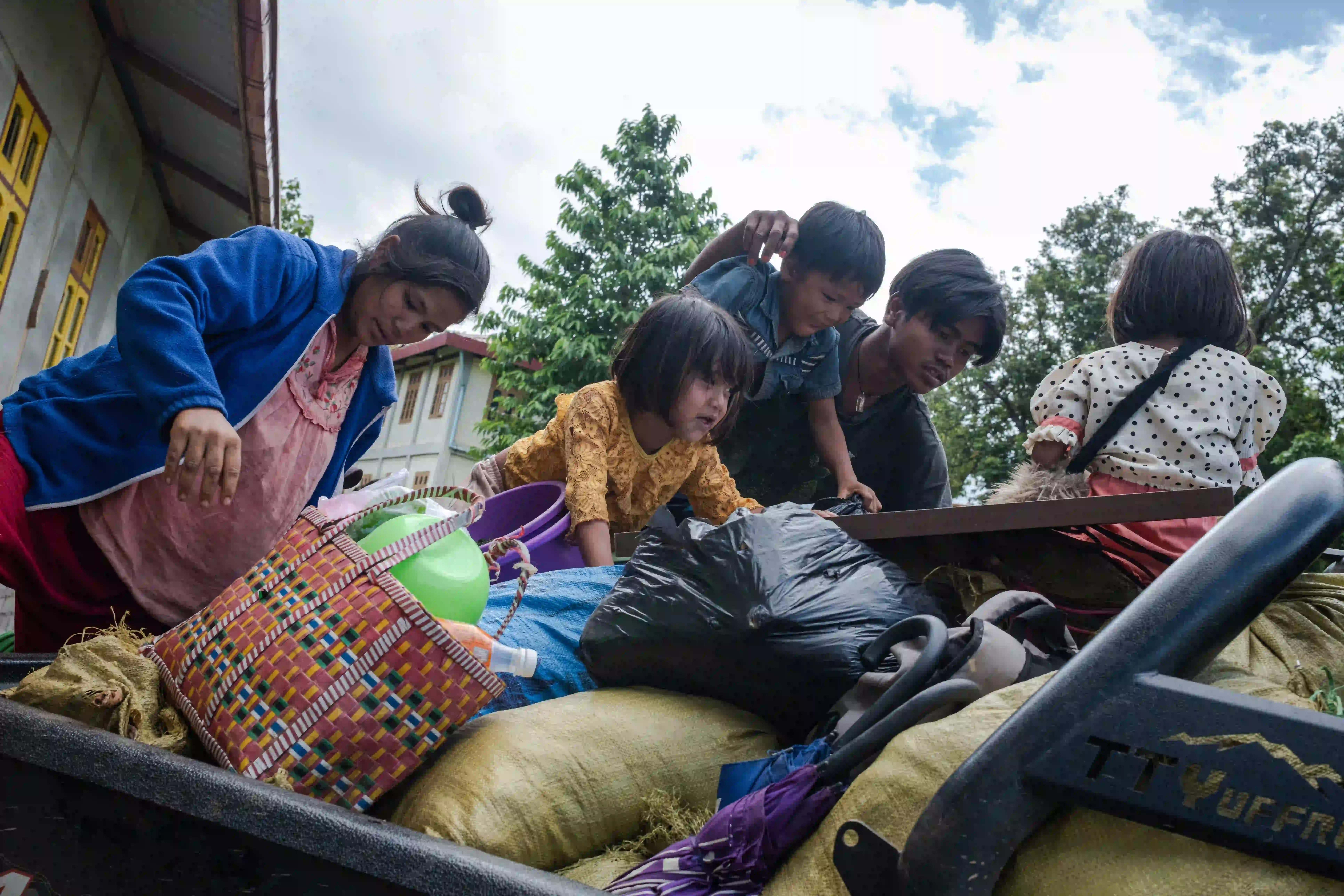 ၂၀၂၅ ခုနှစ် ဖယ်ခုံမြို့နယ်ထဲကို စစ်တပ် စစ်ကြောင်းထိုးလာသောကြောင့် ကိုယ်ဝန်ဆောင် အမျိုးသမီးတစ်ဦးသည် မိသားစုနှင့်အတူ ထွက်ပြေးရန် ကားတစ်စီးပေါ်သို့ အလျင်အမြန် တက်ရောက်နေစဉ်။ (ဓာတ်ပုံ-Aung Kyaw Htet)