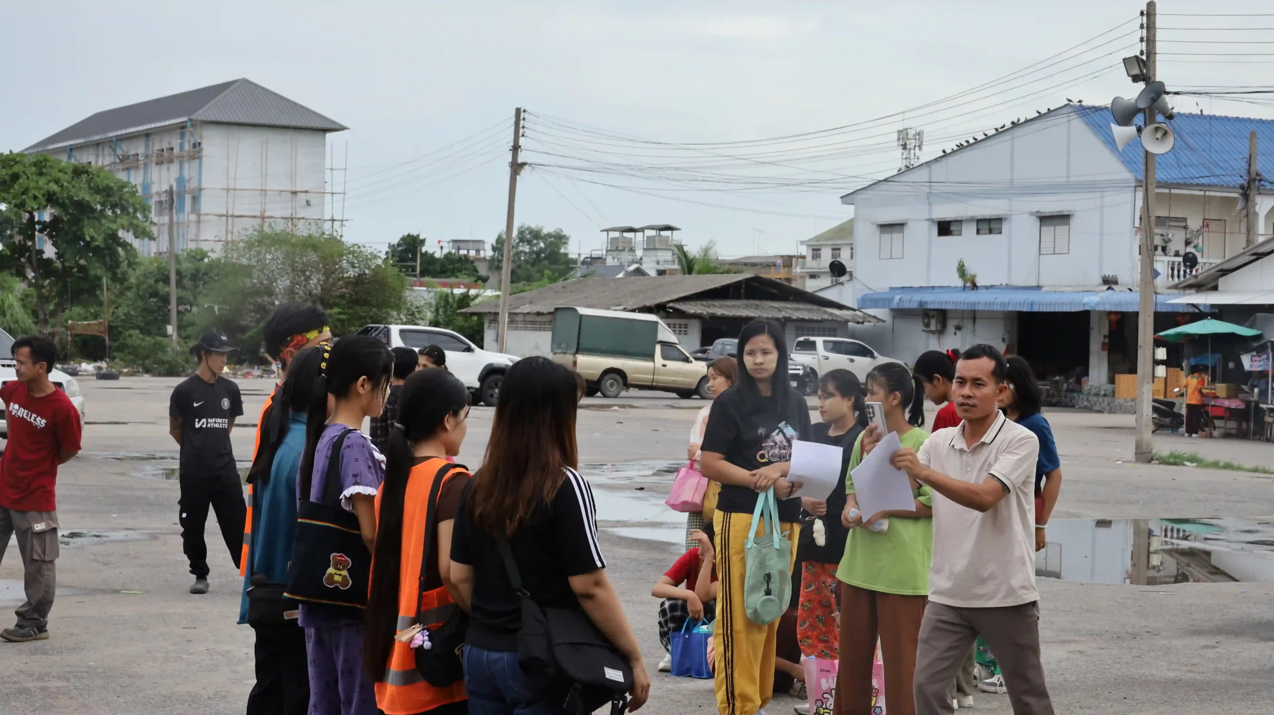 ထိုင်းနိုင်ငံ၊ စမွတ်စခွန်ခရိုင်၊ မဟာချိုင်မြို့ ဝေလရပ်ကွက််််ရှိ မြန်မာရွှေပြောင်းလုပ်သားများ ပစ္စည်းများထုပ်ပိုးတင်ပို့ရသည့် အွန်လိုင်းဈေးဝယ်လုပ်ငန်းခွင်််််သို့ မသွားရောက်မီ လူစစ်ဆေးမှု ပြုလုပ်နေသည်ကို ၂၀၂၆ မေလလယ်တွင် တွေ့ရစဉ်။ (ဓာတ်ပုံ- Myanmar Now)