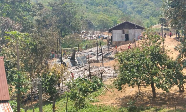 မော်နွမ်းရွာအတွင်း မီးလောင်ထားသော အပျက်အစီးများ။ (ဓာတ်ပုံ- KWHRO)