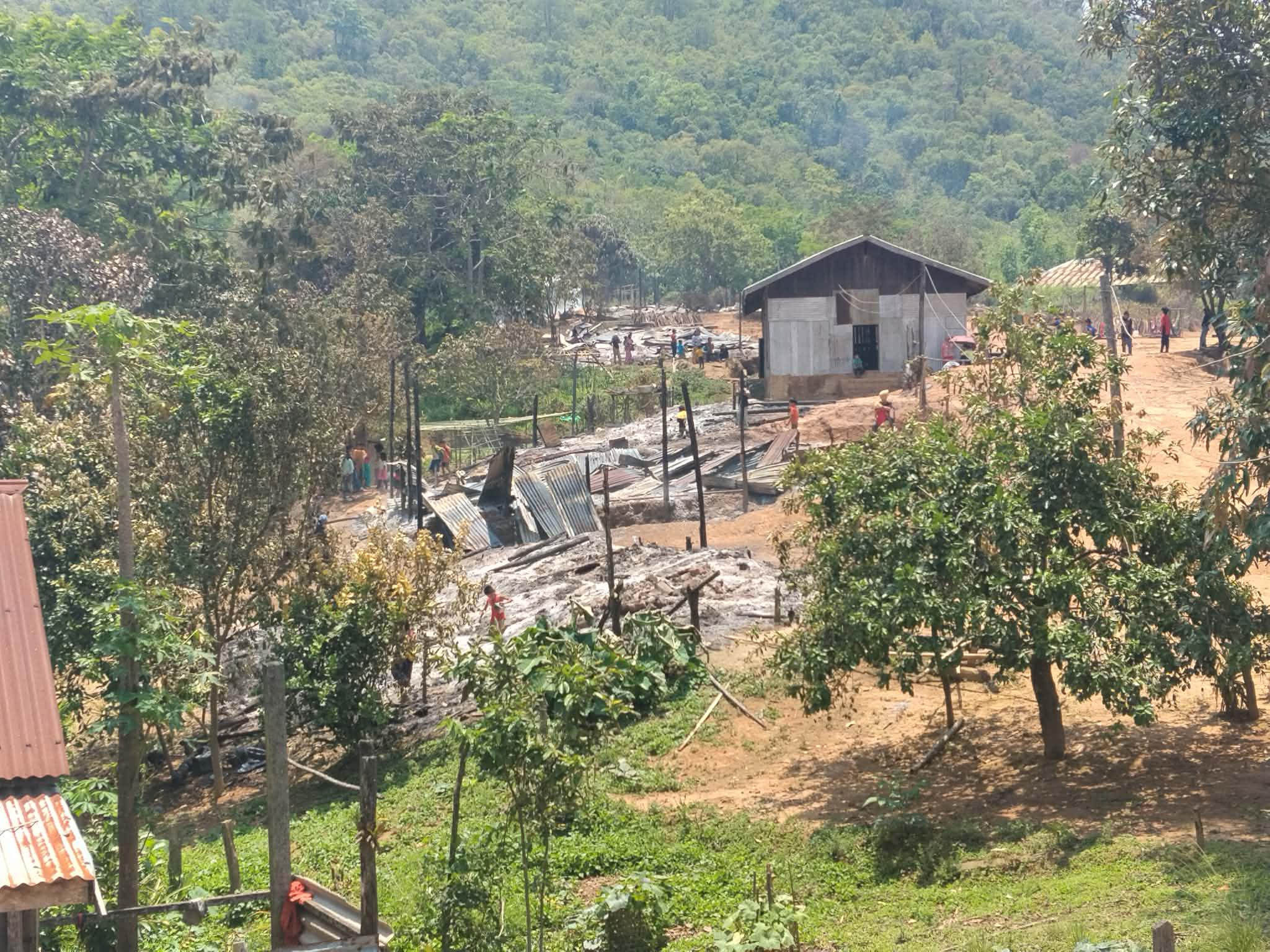 မော်နွမ်းရွာအတွင်း မီးလောင်ထားသော အပျက်အစီးများ။ (ဓာတ်ပုံ- KWHRO)