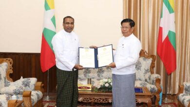 စစ်ကော်မရှင် နိုင်ငံခြားရေးဝန်ကြီး ဦးသန်းဆွေ (ယာ) က အိုက်စလန်နိုင်ငံ၏ ဂုဏ်ထူးဆောင်ကောင်စစ်ဝန် ခန့်အပ်လွှာကို ဦးကိုကိုလတ် (ဝဲဘက်) အား ပေးနေသည်ကို ဖေဖော်ဝါရီလ ၂၃ ရက်နေ့တွင် ထုတ်ပြန်ထားစဉ် ။ (ဓာတ်ပုံ - MOFA)