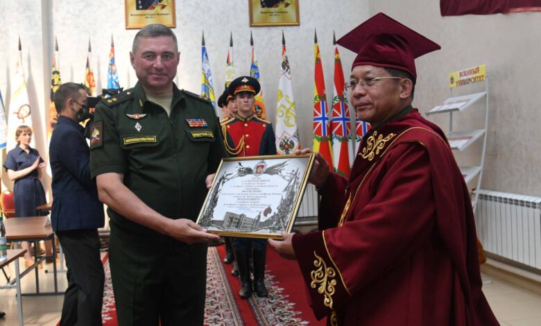 ၂၀၂၁ ခုနှစ်တွင် ရုရှားစစ်တက္ကသိုလ်က မင်းအောင်လှိုင်ကို ဆုပေးနေပုံ။ (ဓာတ်ပုံ - ရုရှားကာကွယ်ရေးဝန်ကြီးဌာန)